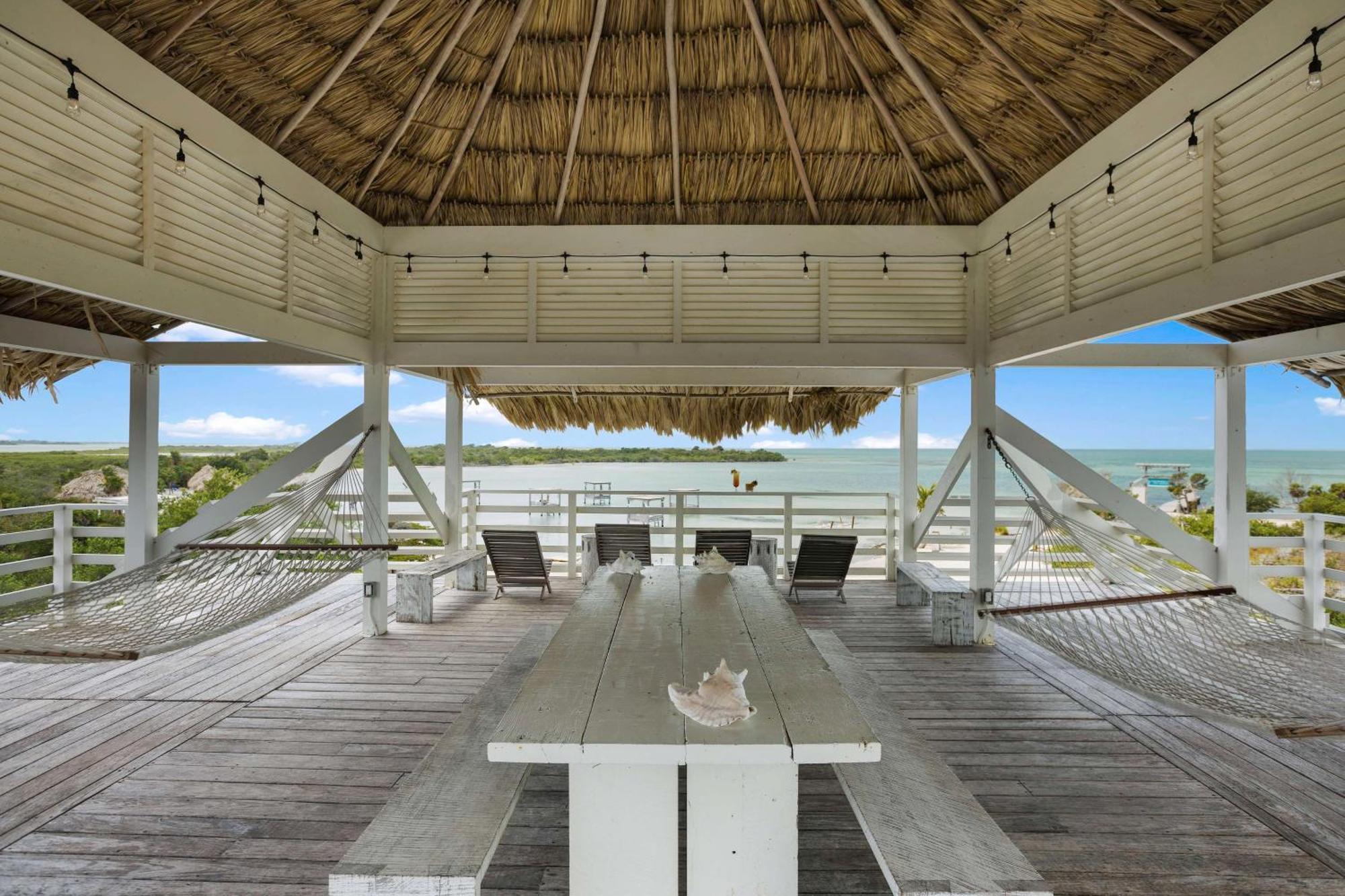 Mahogany Bay Resort And Beach Club, Curio Collection Сан-Педро Экстерьер фото